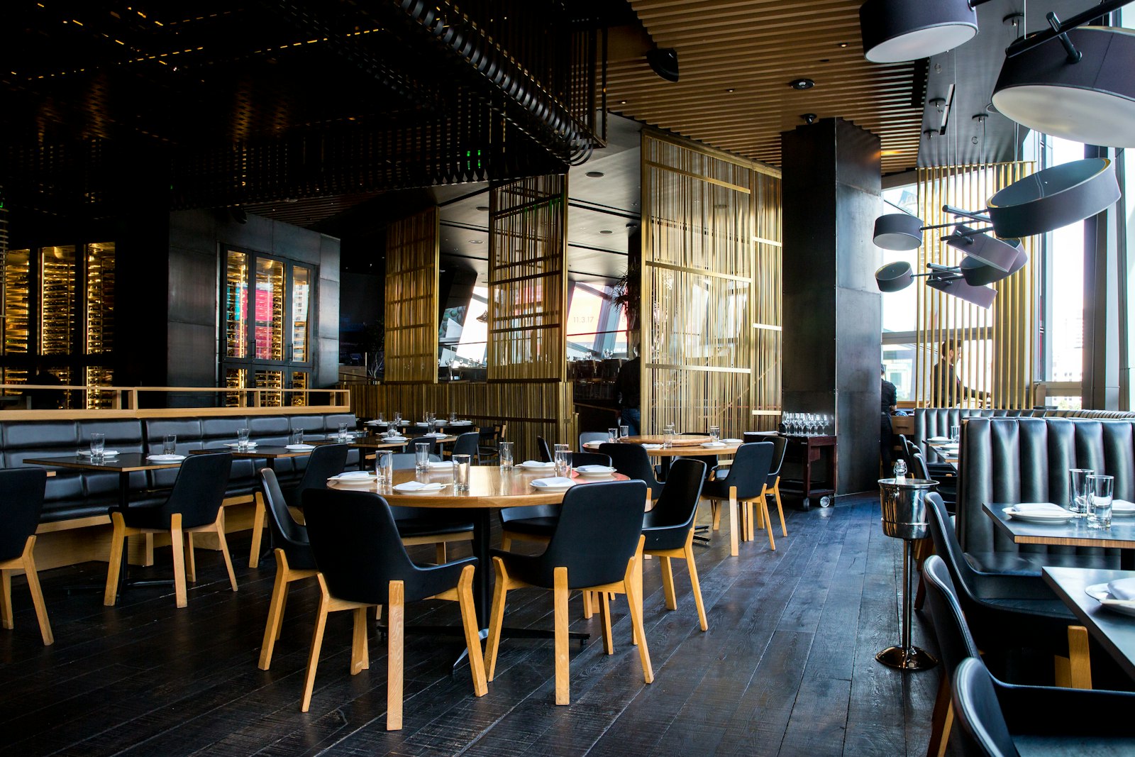 Interior de un restaurante moderno con mesas dispuestas para el servicio